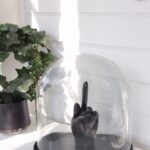 Glasklocka på svart fat. Besök blickfång.se