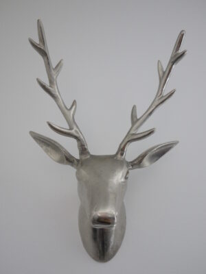 Hjort väggdekoration i silver. Besök Blickfång.se
