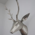 Hjort väggdekoration i silver. Besök -blickfång.se