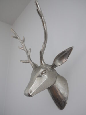 Hjort väggdekoration i silver. Besök -blickfång.se