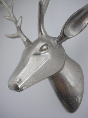Hjort väggdekoration i silver Besök blickfång.se