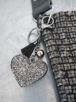 Väskdekoration hjärta med strass. Besök blickfång.se