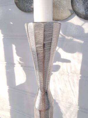 Hög smal ljusstake i silver. Besök blickfång.se