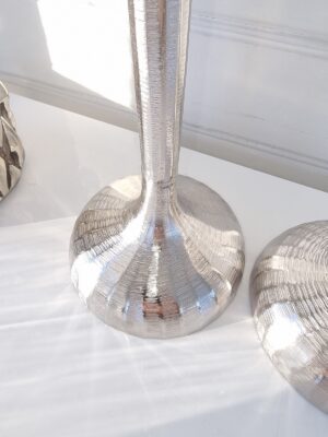 Hög smal ljusstake i silver. Besök blickfång.se