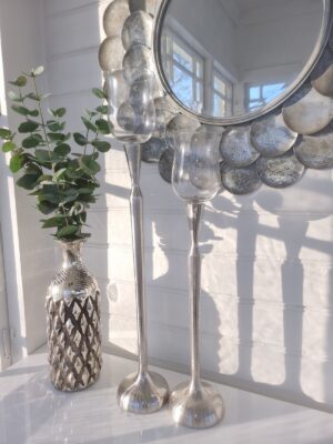 Hög smal ljusstake i silver. Besök blickfång.se