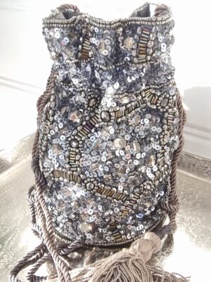 Kvällsväska med paljetter och dragsko. Besök Blickfång.se