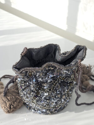 kvällsväska med paljetter sett uppifrån