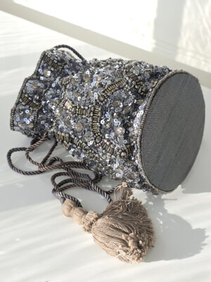 botten på kvälsväska med åaljetter