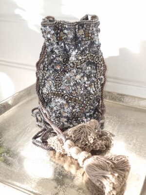 Kvällsväska med paljetter och dragsko. Besök blickfång.se