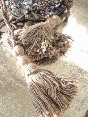 Kvällsväska med paljetter och dragsko. Besök blickfång.se