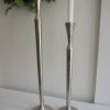 Hog smal ljusstake i silver-metall som finns i två storlekar