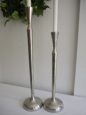 Hog smal ljusstake i silver-metall som finns i två storlekar