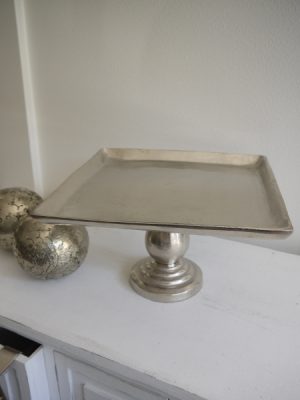 Silverfärgat fat på fot. Besök Blickfång.se