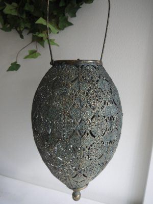 Droppformad hänglykta i metall. Besök Blickfång.se