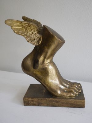 Prydnadssak fot med vingar i guld. Besök Blickfång.se