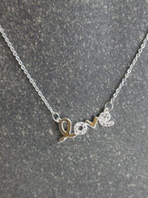 Halsband LOVE i silver. Besök blickfång.se