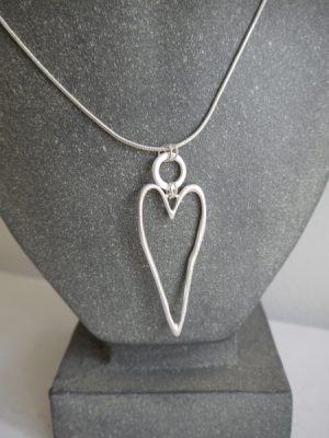 Halsband med silverfärgat hjärta. Besök blickfång.se