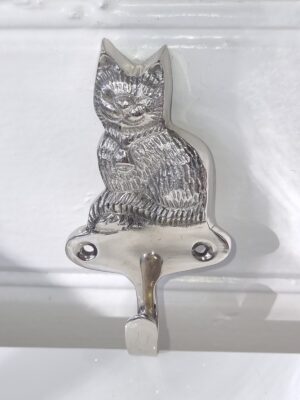 Katt krok i silver metall. Besök blickfång.se