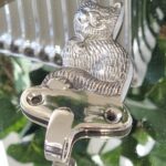 Katt krok i silver metall. Besök blickfång.se