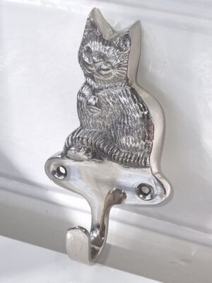 Katt krok i silver metall. Besök blickfång.se