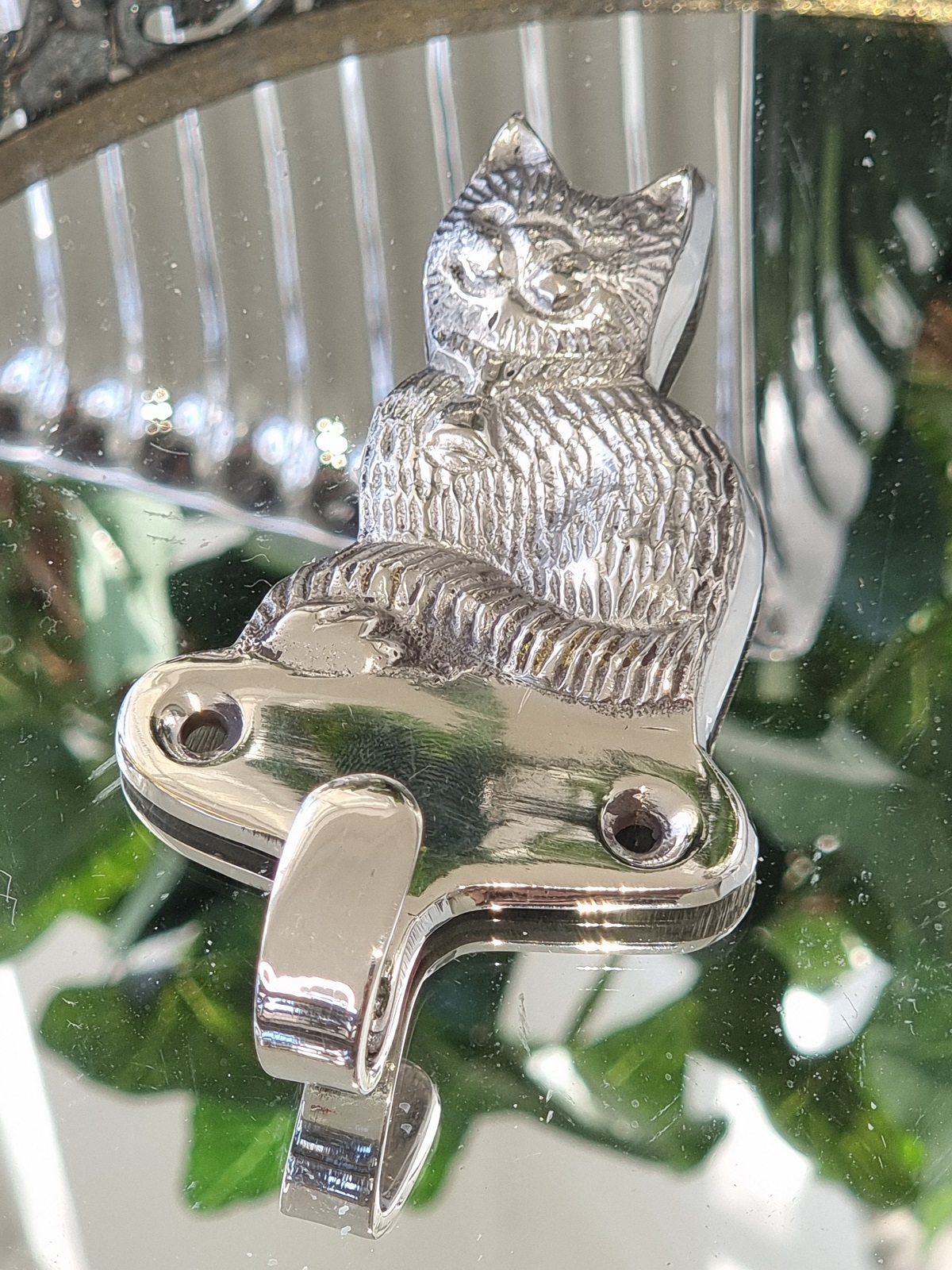 Katt krok i silver metall. Besök blickfång.se