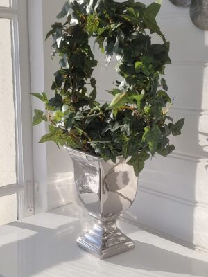 Fyrkantig kruka silver på fot. Besök Blickfång.se