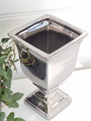 Fyrkantig kruka silver på fot. Besök blickfång.se