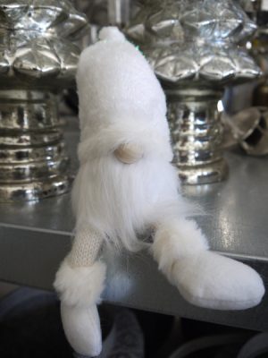 Vit sittande tomte i tyg. Besök blickfång.se