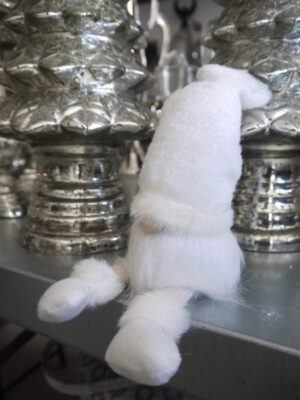 Vit sittande tomte i tyg. Besök Blickfång.se