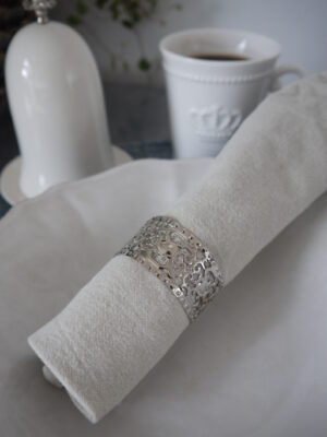 Servettringar silver med hålmönster