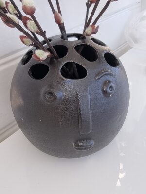 Svart huvud som vas. Besök blickfång.se