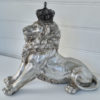 Prydnadssak lejon i silver med krona. Besök Blickfång.se