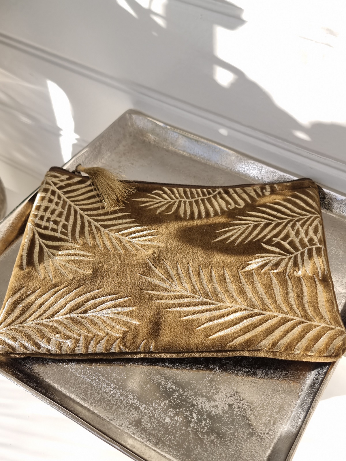 Liten grön väska med blad i guld. Besök Blickfång.se