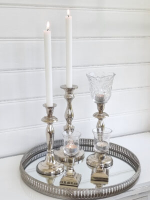 Rund spegelbricka med silverkant. Besök blickfång.se