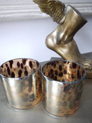 Ljuslykta i glas med leopardmönster