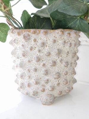 Vit knottrig kruka lava. Besök Blickfång.se