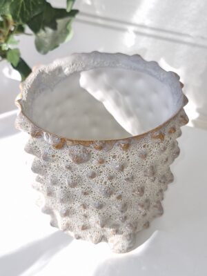 Vit knottrig kruka lava. Besök Blickfång.se