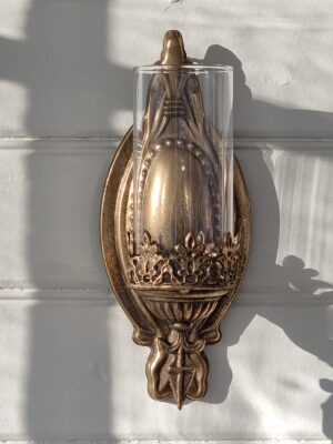 Väggljusstake guld med cylinderglas. Besök blickfång.se