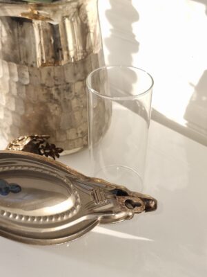 Väggljusstake guld med cylinderglas. Besök blickfång.se
