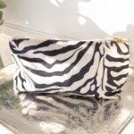 Necessär med zebra mönster. Besök Blickfång.se
