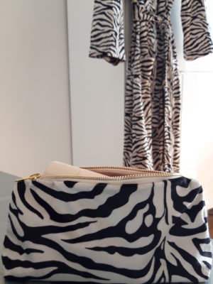 Necessär med zebra mönster. Besök Blickfåpng.se