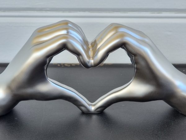 Hander-i-silver-formade-som-hjarta-1