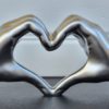 Hander-i-silver-formade-som-hjarta-2