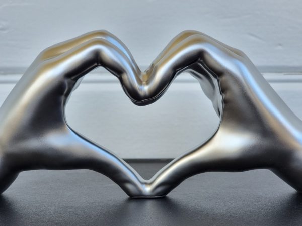 Hander-i-silver-formade-som-hjarta-2