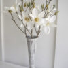 Konstgjord vit magnolia på stjälk. Besök Blickfång.se