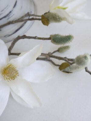 Konstgjord vit magnolia på stjälk. Besök Blickfång.se