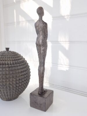 Dam skulptur brun prydnadssak. Besök blickfång.se