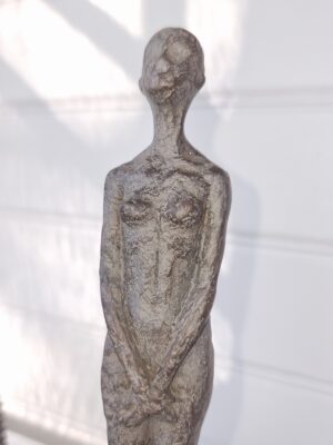 Dam skulptur brun prydnadssak. Besök blickfång.se