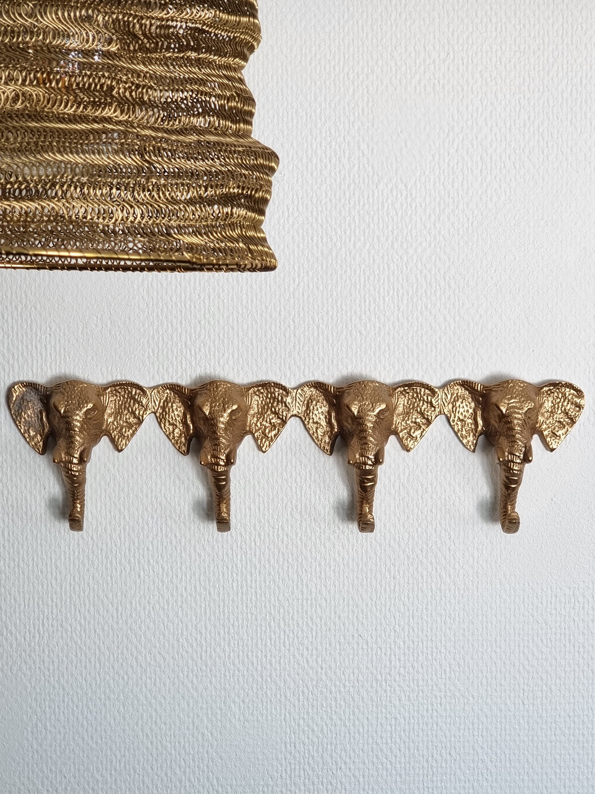 Elefant krok hängare i guld. Besök Blickfång.se