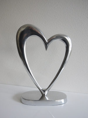 Hjärta i silver på fot. Besök Blickfång.se
